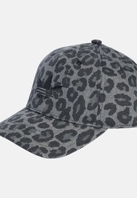 Cappellino a stampa leopardata nera e grigia, con visiera curva, design a sei pannelli, tessuto testurizzato, con un logo nero sul davanti.