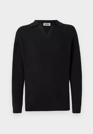 Czarny sweter dzianinowy z ribbingu, z dekoltem w serek i krótkim kołnierzem, posiadający długie rękawy i stonowany design z jedną kieszenią na piersi.