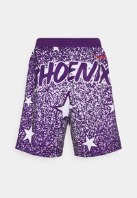 Shorts de basketball violets avec des motifs d'étoiles blanches et un texte en gras "PHOENIX" au dos.