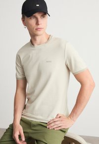BOSS TAUL - Paprasti marškinėliai - light beige