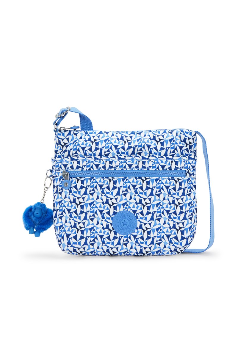 Blå mønstret crossover taske med hvide geometriske designs, der har en matchende rem, lynlåsrum og en blå pom-pom charme.