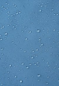 Tessuto blu impermeabile con una superficie liscia, caratterizzato da numerose gocce d'acqua sparse sulla superficie.