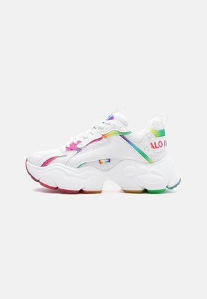 Zapatilla deportiva gruesa blanca con un detalle multicolor de arcoíris a lo largo del costado, segmentos de suela en arcoíris y el texto "ALO II" en el talón.