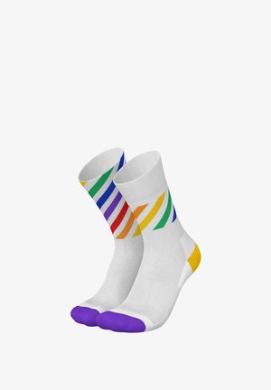 Weiße Knöchel-Socken mit bunten diagonalen Streifen in Rot, Orange, Gelb, Grün, Blau und Lila, mit lila Spitzen und gelben Akzenten.