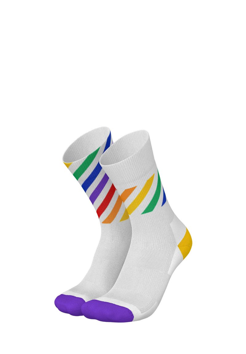 Weiße Knöchel-Socken mit bunten diagonalen Streifen in Rot, Orange, Gelb, Grün, Blau und Lila, mit lila Spitzen und gelben Akzenten.