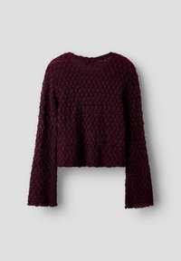 Svetr s dlouhým rukávem v hluboké burgundy barvě z háčkované příze, se zvlněným lemem a mírně rozšířenými rukávy, vystavený na neutrálním pozadí.