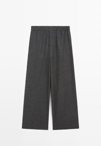 Ciemnoszare szerokie spodnie z elastycznym pasem, wykonane z miękkiego, strukturalnego materiału, ułożone płasko na białym tle.