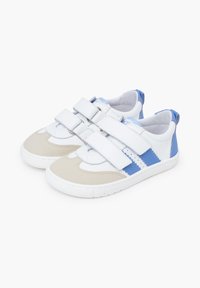 Sneaker bianchi e blu con strap in velcro, dotate di una punta in tela beige e dettagli in pelle texturizzata. Forma arrotondata e suola in gomma.