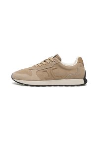 Sneaker in suede beige con accenti testurizzati, punta rotonda, lacci beige e suola in gomma nera. Presenta dettagli del logo in modo sottile sui lati.
