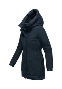 Marineblaue Parkajacke mit hohem Kragen, elastischem Bund und Reißverschlusstasche; aus glattem, wasserabweisendem Material.