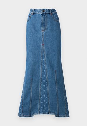 Denim maxi suknja u srednje plavoj boji sa strukom koji se dobro prilagođava, ravnim siluetom, kontrastnim crvenim šavovima i suptilnim kružnim uzorkom na leđima.