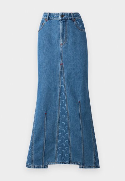 Saia maxi de ganga em azul médio, com uma cintura ajustada, silhueta reta, costuras vermelhas contrastantes e um discreto padrão circular na parte de trás.