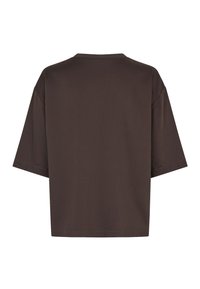 T-shirt marron à manches courtes avec une coupe décontractée. Design simple, col rond, texture douce et ourlet droit. Aucun motif ou accent visible.