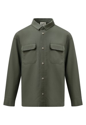 Zielona koszula zapinana na guziki z długimi rękawami, dwoma kieszeniami na piersi oraz klasycznym kołnierzem. Materiał jest miękki, o gładkiej fakturze i minimalnej liczbie szwów.