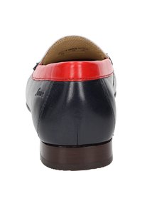 Marineblaue Lederschuhe mit kontrastierendem roten Lederbesatz, flachem Absatz und glatter Textur. Verfügen über ein gesticktes Design und ein Markenlogo an der Seite.