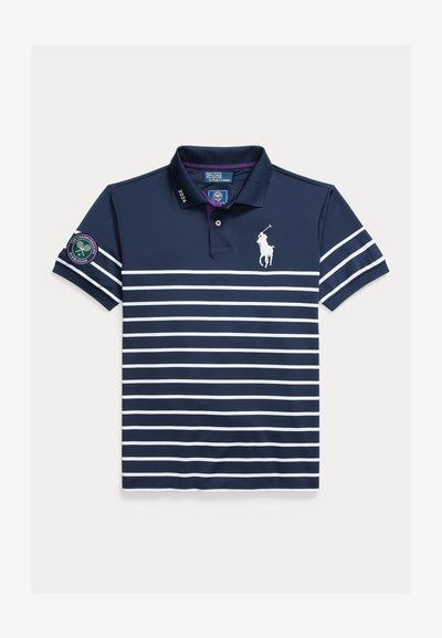 Polo majica tamnoplave boje s bijelim horizontalnim prugama, Wimbledon oznaka na rukavu, "2024" na ovratniku i veliki bijeli Ralph Lauren logo igrača polo na prsima.