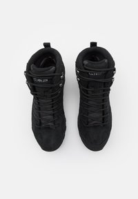 Svarte vandrestøvler lavet af en kombination af ruskind og netmaterialer, med en høj top, snøresystem og en holdbar gummisål.