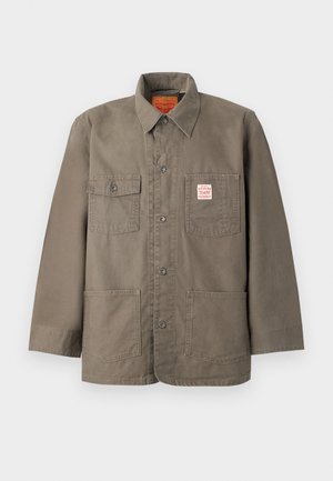 Καφέ σακάκι με κουμπιά και τέσσερις μπροστινές τσέπες, μία με ετικέτα Levi's κόκκινου και λευκού χρώματος, και κλασικό γιακά.