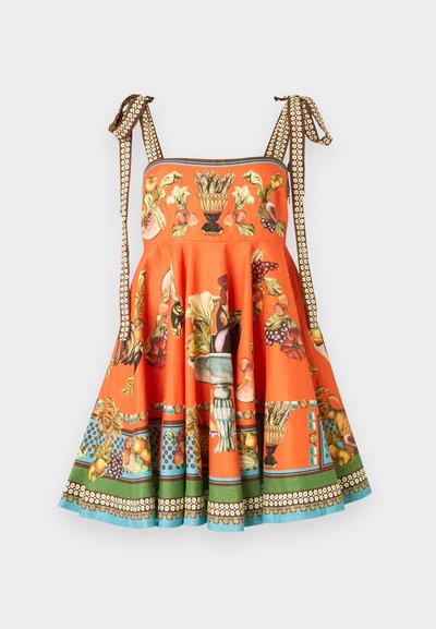 Rochie fără mâneci, de culoare portocalie, cu modele florale și de fructe, bretele reglabile cu un model maro și alb, și o fustă evazată cu margini verzi și albastre.