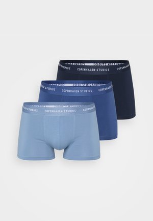 Blaue Baumwoll-Boxershorts mit einer engen Passform, ausgestattet mit einem weichen, elastischen Bund mit dem Aufdruck "COPENHAGEN STUDIOS." Glatte Textur und minimalistisches Design.