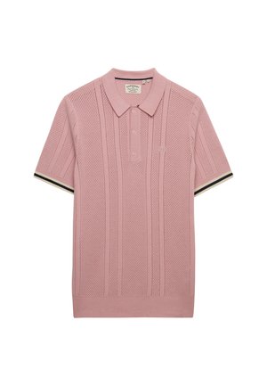 Hellrosa kurzärmliges Polohemd mit strukturiertem Strickdesign, das vertikale Linien, einen Kragen und gestreifte Akzente an den Ärmeln aufweist.