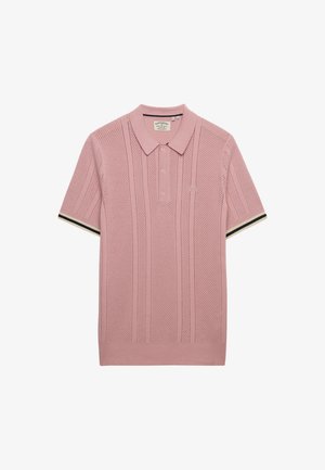 Hellrosa kurzärmliges Polohemd mit strukturiertem Strickdesign, das vertikale Linien, einen Kragen und gestreifte Akzente an den Ärmeln aufweist.