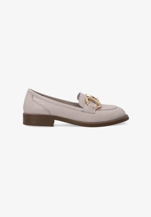 Mocassins en cuir beige clair avec un bout arrondi, un petit talon empilé, et un détail de chaîne dorée bien visible sur le dessus.