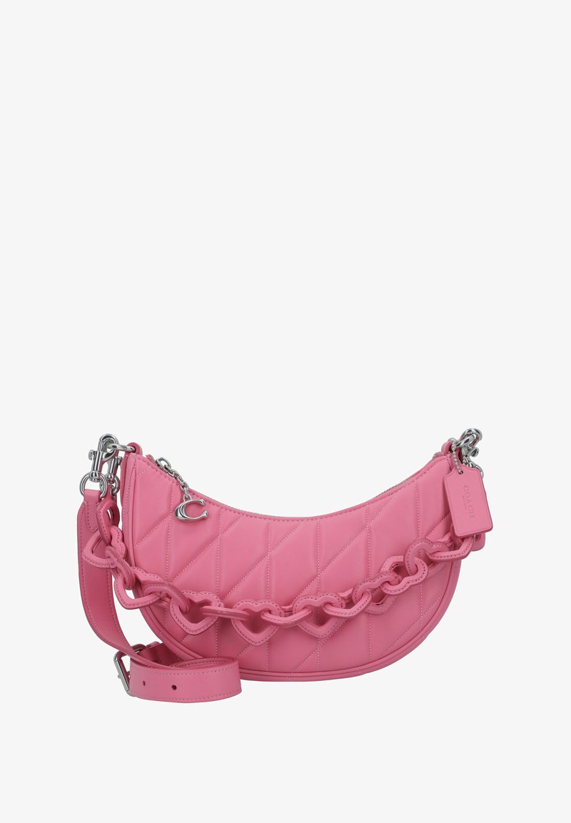 Roza usnjena torba za ramena s quiltnim vzorcem, okroglo obliko in verigo v obliki srca. Vključuje odvitno naramnico.