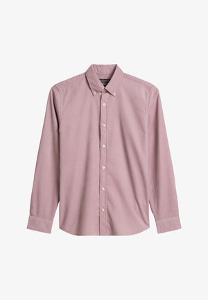 Chemise rose clair à manches longues en coton lisse, dotée d'un col à boutons et de boutons blancs sur le devant.