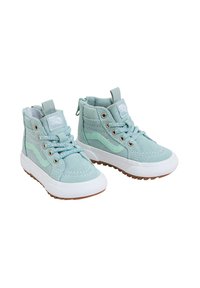Zapatillas altas de ante verde claro con suelas de goma blancas, que presentan cordones texturizados y un logo en la lengüeta.