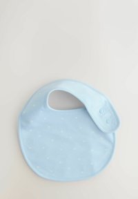 Hele sinine beebibib, millel on väikesed valged tähekud ja snap-nupud kinnitamiseks, lihtsa off-valge tausta peal.