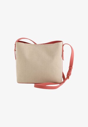 Beige strukturiertes Stoff-Umhängetasche mit rosafarbenen Lederelementen und -gurt, mit einer einfachen rechteckigen Form und einer oberen Öffnung.