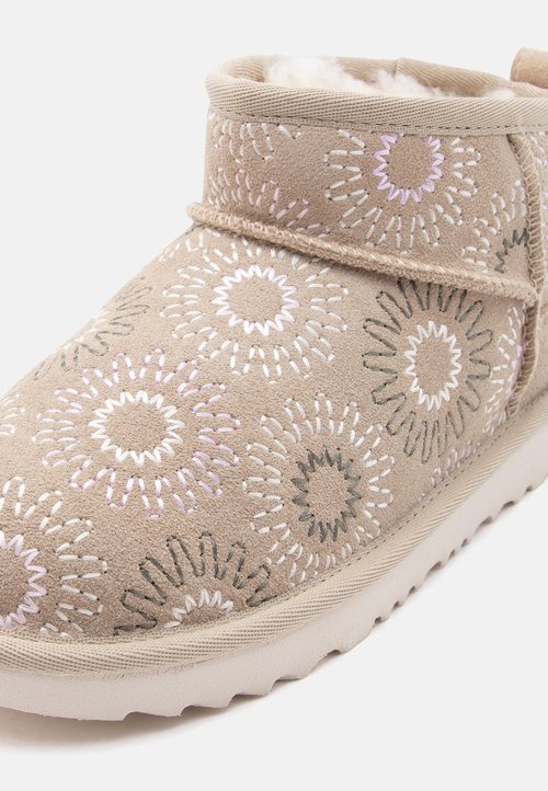UGG Classic Ultra Mini Sun Stitch Mustard Seed (Kids) — foto 6