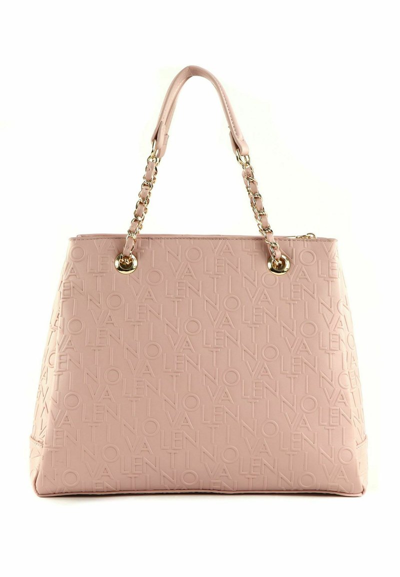 Bolso de mano rosa con un patrón de logo en relieve, forma rectangular y asas acentuadas con cadena; fabricado en material sintético suave.