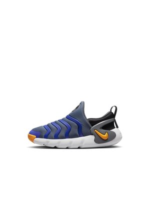 Siddende billede af en blå slip-on atletik sko med hvid sål og orange Nike-logo på hæl- og tåområderne.