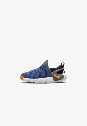 Widok z boku niebieskiego sportowego buta wsuwanego z białą podeszwą i pomarańczowym logo Nike na pięcie i przodostopiu.