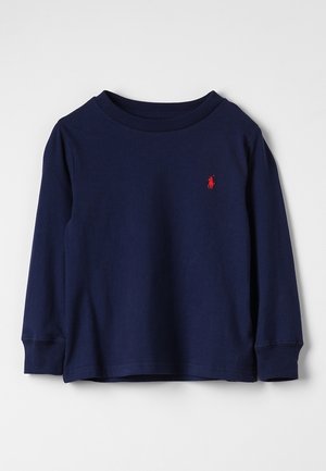 Navyblå langærmet skjorte med rund hals og lille rødt broderet logo på venstre bryst.