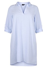 Hellblau-weiße, vertikal gestreifte lange Tunika-Bluse mit hochgerollten Ärmeln und schmalem V-Ausschnitt ohne Kragen.