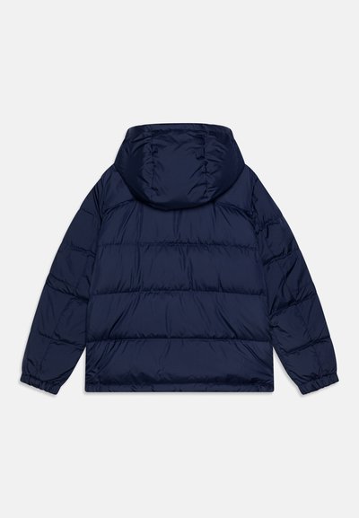 Doudoune bleu marine avec capuche, présentant des sections matelassées, des poignets élastiques et une texture lisse et rembourrée. Vue de dos uniquement.