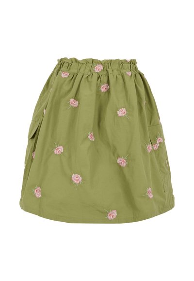 Gonna verde in cotone con vita arricciata, caratterizzata da rose ricamate rosa e dettagli con tasche laterali. Tessuto morbido e design alla lunghezza del ginocchio.