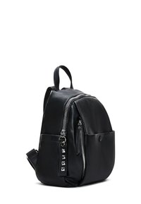 Sac à dos en cuir noir avec une forme arrondie, poche zippée à l'avant, clous sur le matériel, finition texturée et bretelles doubles.