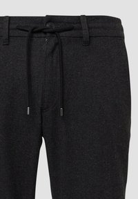 Zwarte geweven broek met een trekkoordsluiting, featuring een knop en metalen accenten, met een textuurstofontwerp.