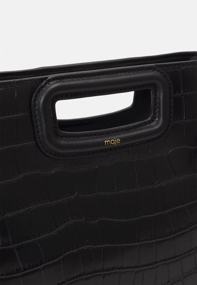 Borsa a tracolla in pelle nera con stampa a coccodrillo, dotata di un manico superiore a taglio rettangolare. Presenta dettagli di cucitura e un accento con logo dorato.