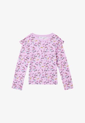 Jasnoróżowa bluzka z długim rękawem z falbankami na ramionach, ozdobiona powtarzającym się wzorem jednorożców i cukierków oraz napisem "tak urocze".