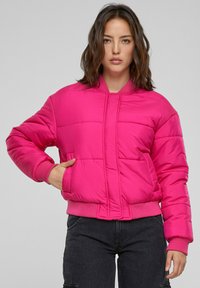 Fuksia pufferjakke med ribbet krage og mansjetter, med frontlukking og sidelommer. Jevn, polstret tekstur med quiltet design.