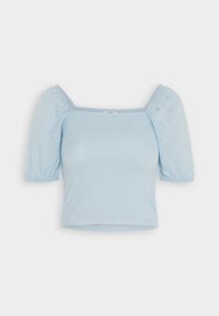 Απαλό μπλε ριμπ τοπ με κοντά φουσκωτά μανίκια. Τα μανίκια διαθέτουν λουλουδάτη κεντητική και ελαστικές μανσέτες, προσφέροντας μια σφιχτή σιλουέτα.