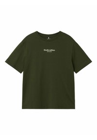 Olivengrønn bomulls t-skjorte med korte ermer, rund hals og hvit trykk som sier "Studio edition" på forsiden.