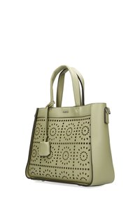 Groene geperforeerde leren handtas met dubbele handgrepen, gestructureerd ontwerp, decoratieve uitsparingen en contrasterende bies langs de randen.