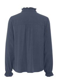 Blouse navy à manches longues avec un col volanté, des détails de plis à l'arrière et des poignets froncés pour un ajustement décontracté. Texture de tissu lisse.