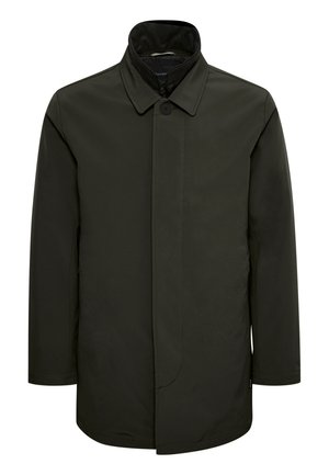 Abrigo impermeable verde oscuro con un cuello alto, cierre de botones y mangas largas. Presenta una textura suave y sin patrones visibles.